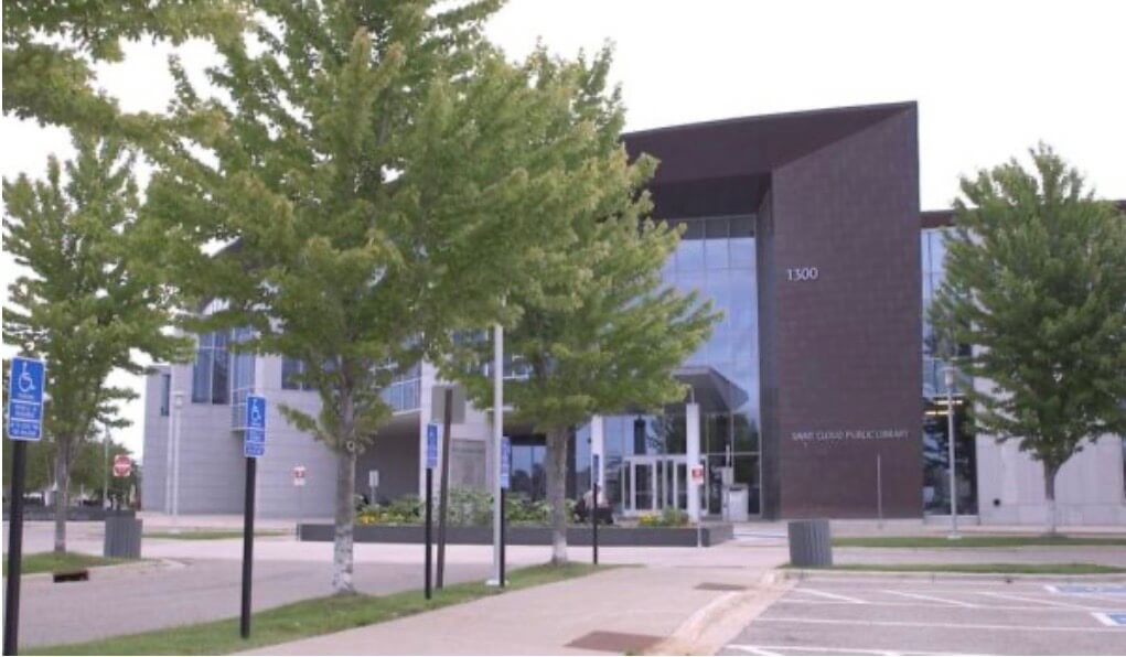 Photograph of the St. Cloud Library.